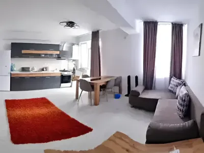 Apartament de inchiriere Sector 2 Bucuresti living covor rosu